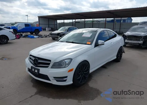 2014 Mercedes-Benz C 350 Sport 4Matic z USA, uszkodzony, nr VIN WDDGJ8JB2EG283970